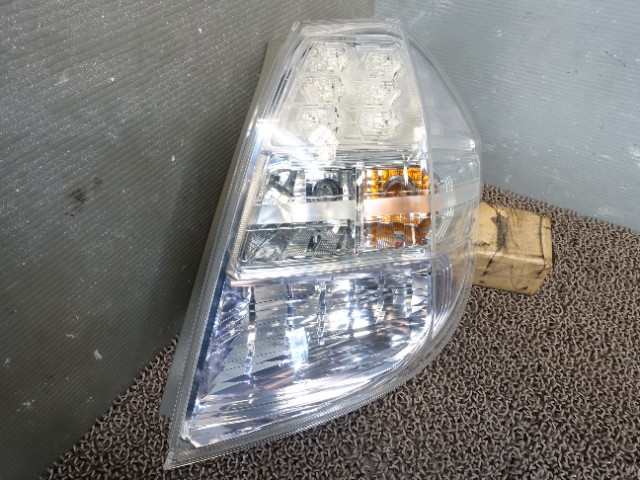 7453　ホンダ　フィット　GP1　テールライト右　テールランプ右　P9883 ホンダ フィット | 上級 右テールランプ PARTS（黄金