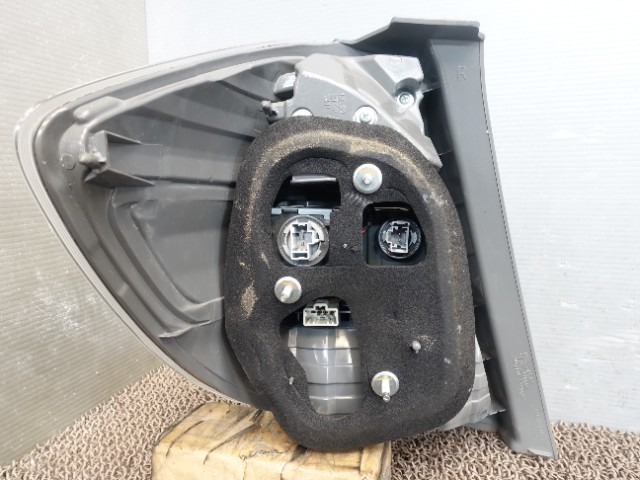 7453　ホンダ　フィット　GP1　テールライト右　テールランプ右　P9883 ホンダ フィット | 上級 右テールランプ PARTS（黄金