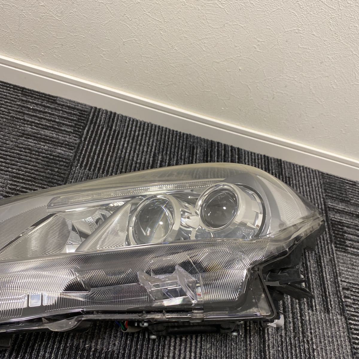 中古 トヨタ ZVW30 後期 プリウス 純正 左 助手席 LED ヘッドライト