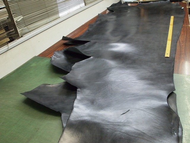 Y-23051520　栃木レザー　サドルレザー漉き済み　207ds　半裁　2.0mm　黒　1枚