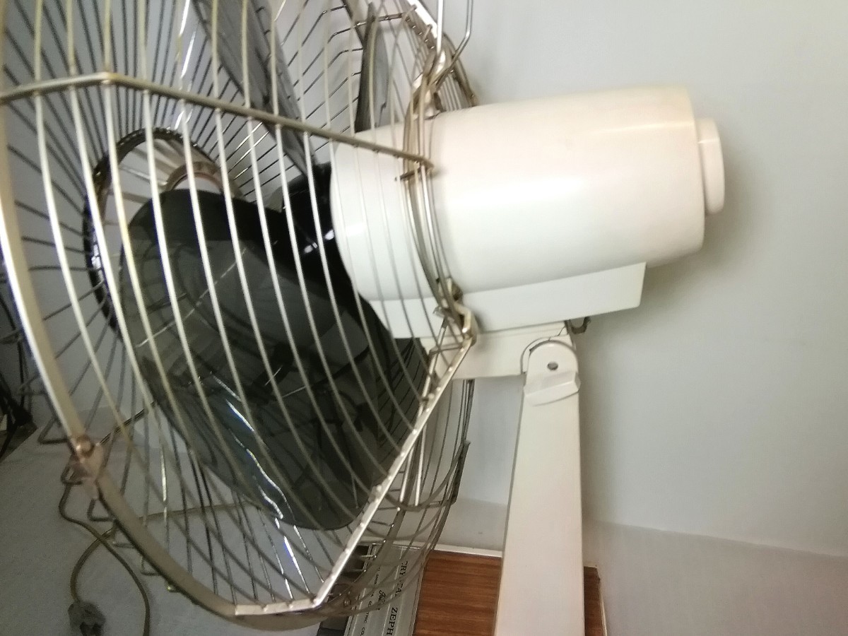 昭和レトロ　東芝製　扇風機(4枚羽根) 昭和レトロ TOSHIBA 東芝 CRYSTAL ZEPHYR 扇風機 4枚羽根 40cm 鉄