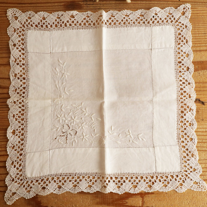 アンティーク フランス購入 ベルギー ボビンレース装飾 イニシャル花刺繍ハンカチ 美術品・アンティーク・コレクション アンティーク フランス購入