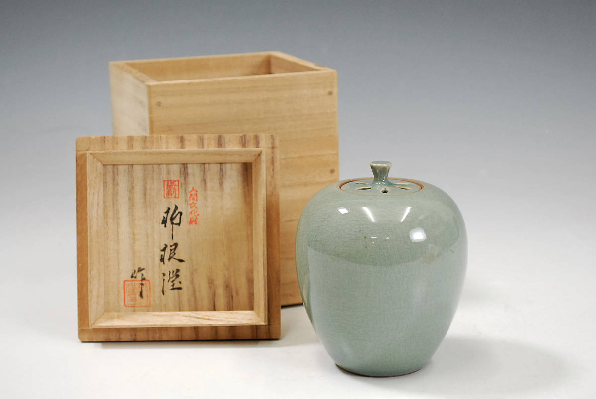 柳海剛（柳根瀅）作　高麗青磁　茶入 柳海剛（柳根瀅）作 高麗青磁 茶入 柳根瀅作(柳海剛) 高麗青磁茶入 共箱