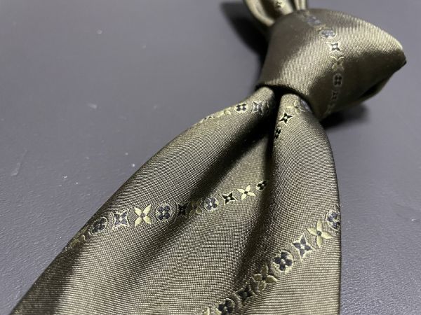 【超美品】LOUIS VUITTON　ルイヴィトン　レジメンタル柄　ネクタイ　3本以上送料無料　グリーン