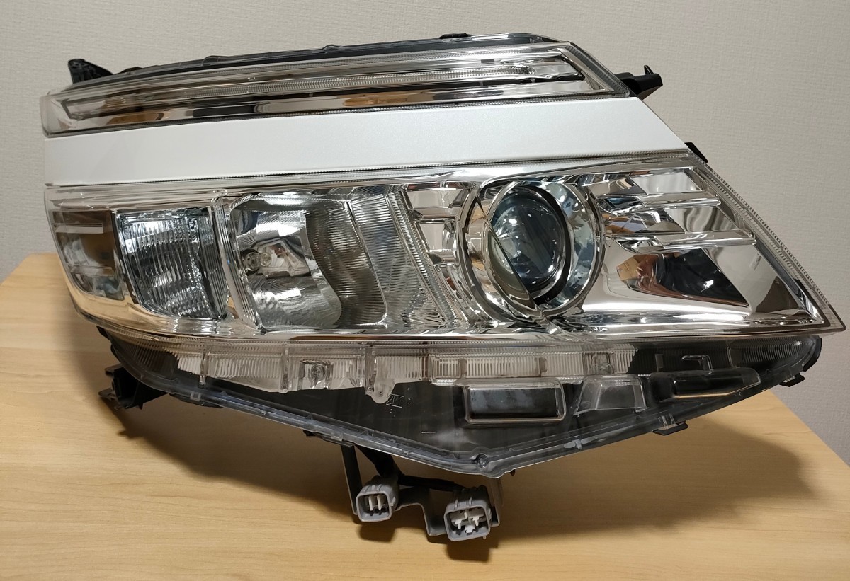 ヘッドライト 本体 80ヴォクシー 後期　運転席側 80系 ヴォクシー 純正LEDヘッドライト 右(運転席側) パーツ トヨタ