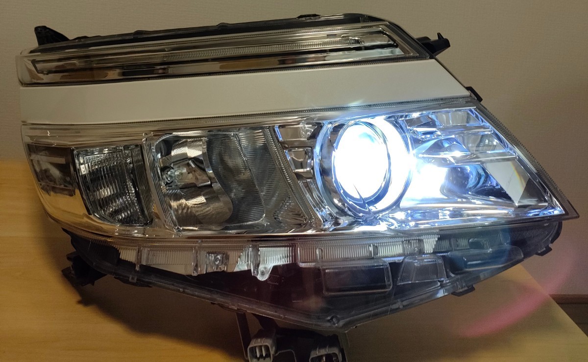 80系 ヴォクシー 純正LEDヘッドライト 右(運転席側) パーツ トヨタ