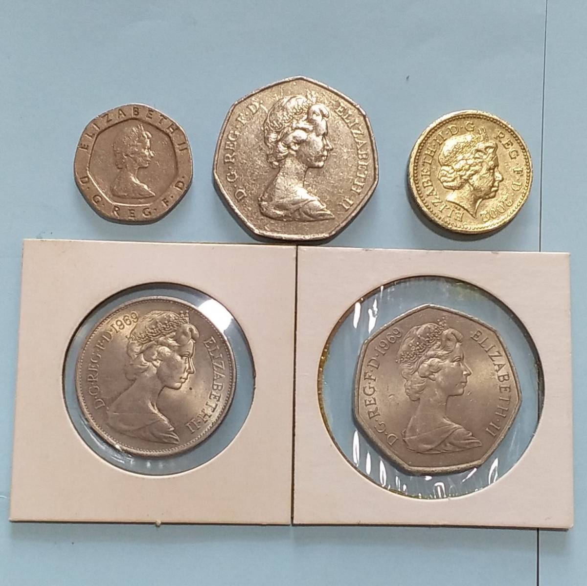 イギリス エリザベス硬貨１６種類 １ポンド ５０ ２０ 10 6 5 3 2 1ペンス 2 1シリング １９６３年 ２００５年 １６枚 の入札履歴 -  入札者の順位