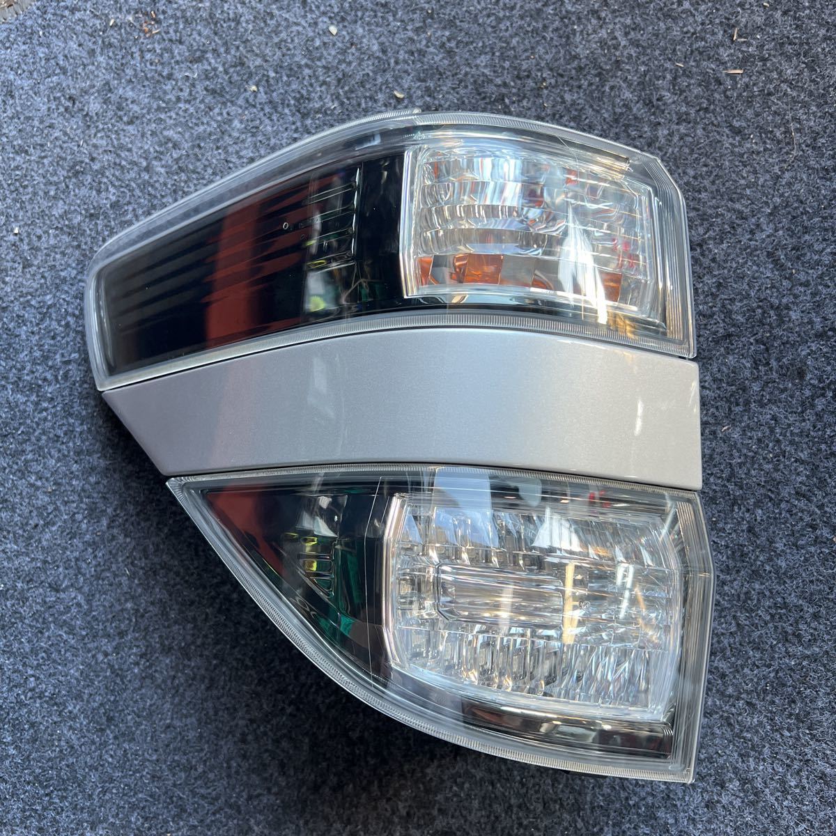 トヨタ ヴェルファイア 20 GGH20W ANH20W 前期 後期 純正 左 テールランプ テールライト 外側　KOITO 58-29 シルバー