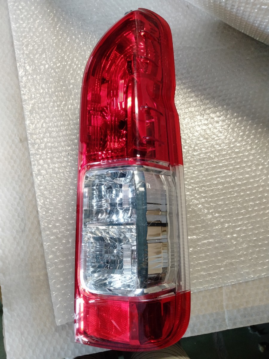 ZERO ハイエース200系 純正 テールランプ 【中古】【美品】 ジャンク品
