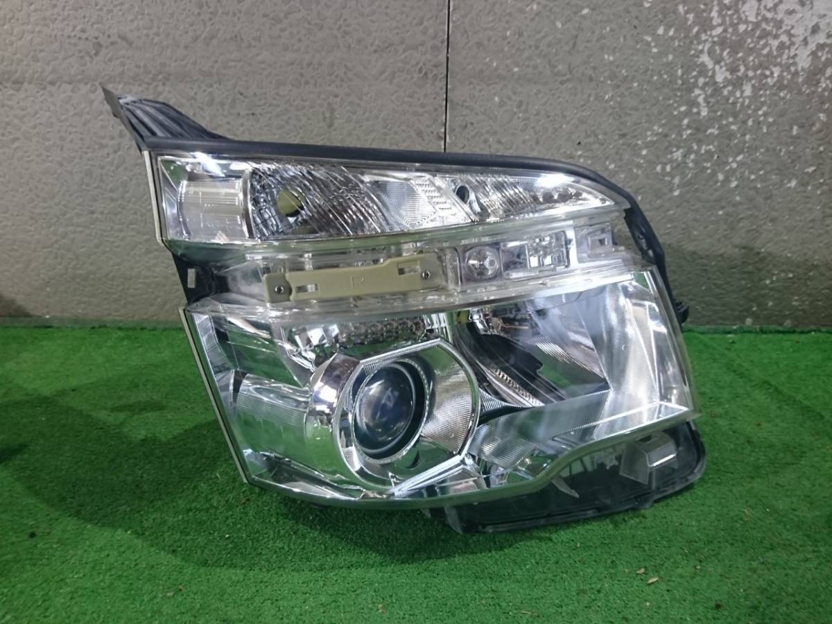 ヴォクシー KOITO HID 磨済 ヘッドランプ KOITO28-226 ZRR70