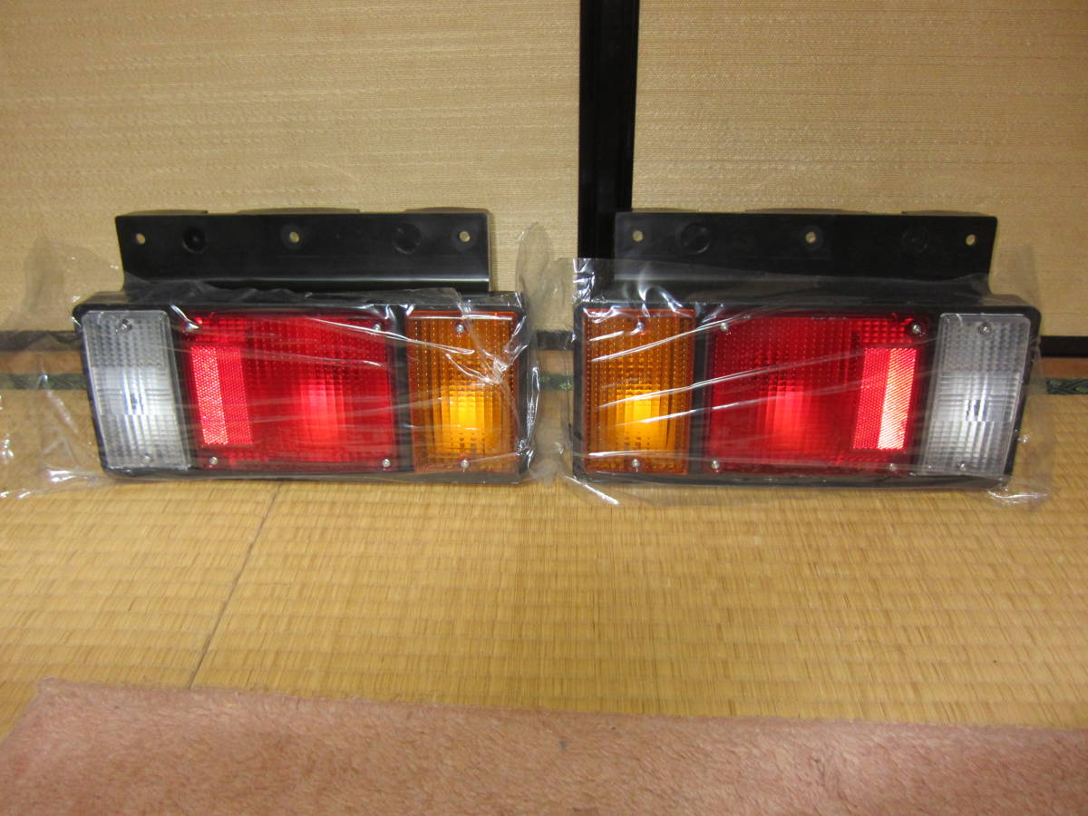 綺麗です。新車裸シャーシー状態からの外し物です。いすゞ・エルフ純正品テールランプです。