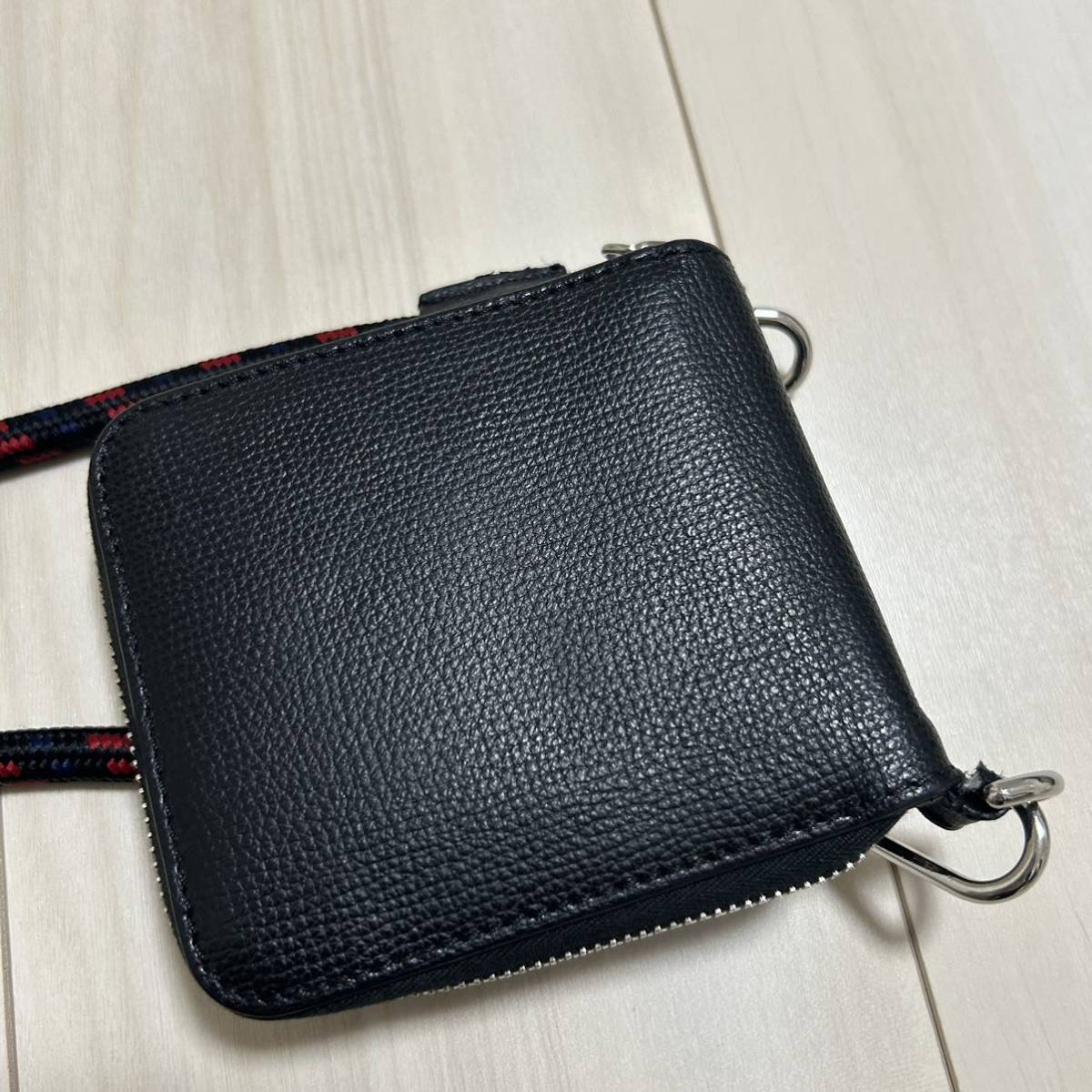 MONCLER モンクレール　ミニ財布　ケース　ブラック　ストラップ付き 最安値】MONCLER モンクレール ショルダーストラップ付き レザー 二