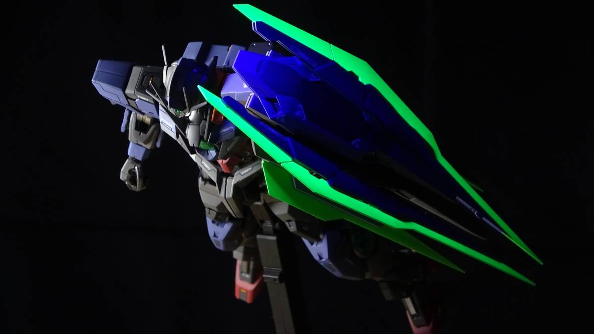 MG ダブルオークアンタフルセイバー 1⁄100 全塗装 改修全塗装完成品