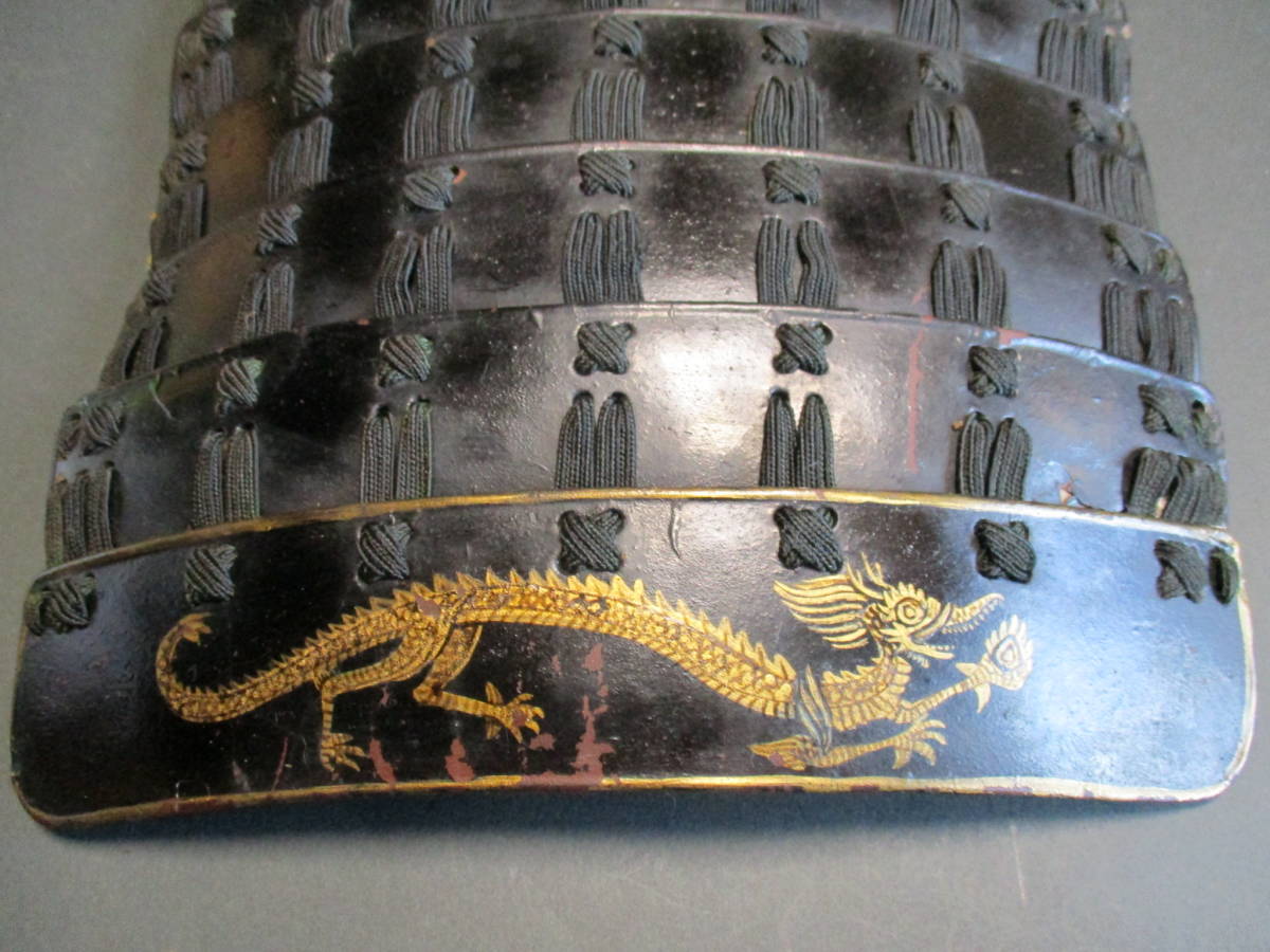 江戸期　袖　練革　黒漆塗り六段「龍図」　　　　　　　　　　　　　　日本刀　武具　甲冑 練革黒漆塗本小札色々威腹巻 武具甲冑鎧兜 刀