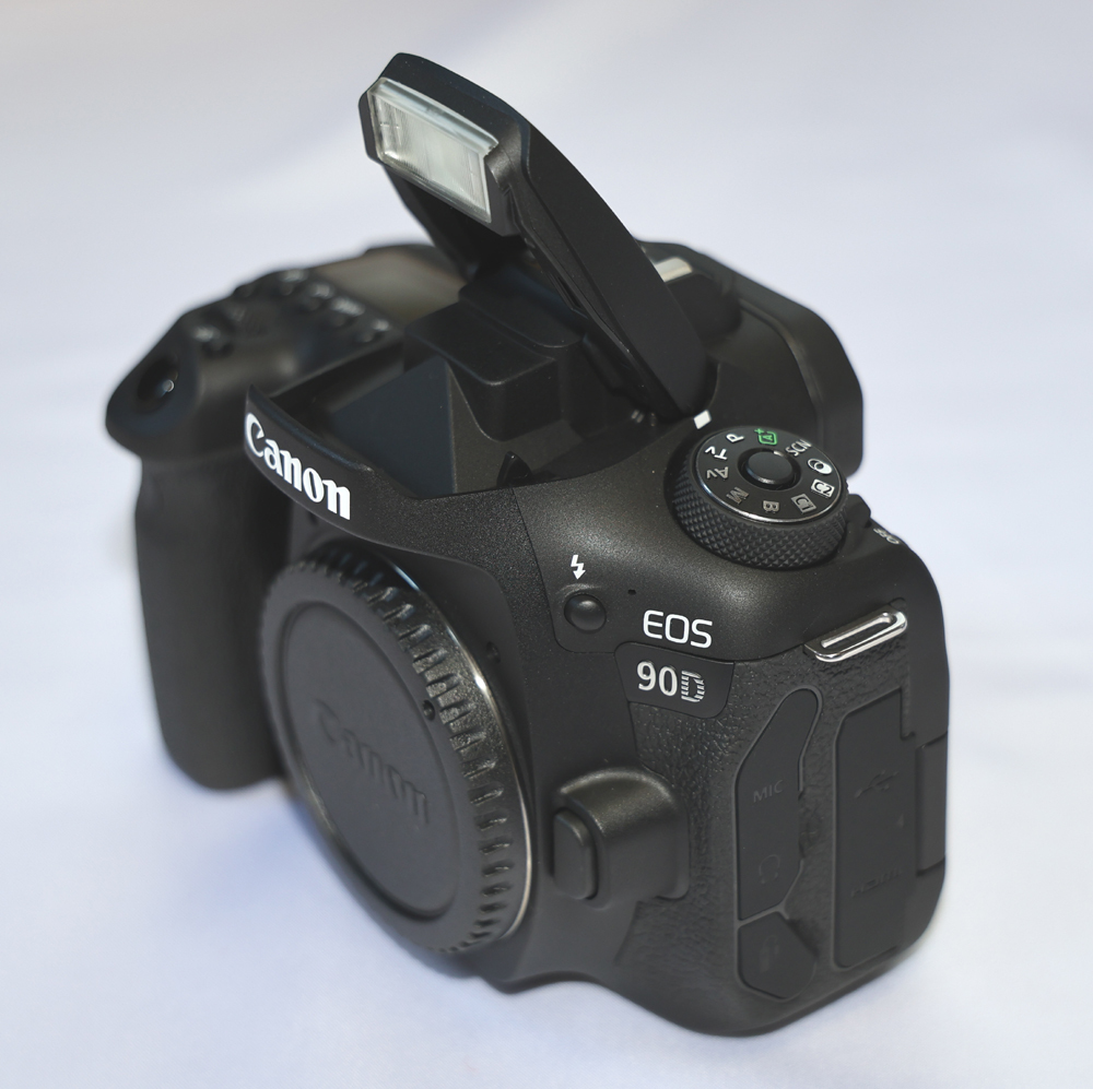 ほぼ新品】 Canon キヤノン EOS 90D EF-S 18-135mm IS USM レンズ