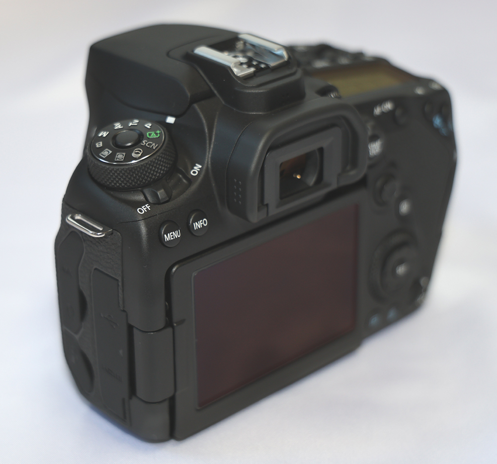 ほぼ新品】 Canon キヤノン EOS 90D EF-S 18-135mm IS USM レンズ