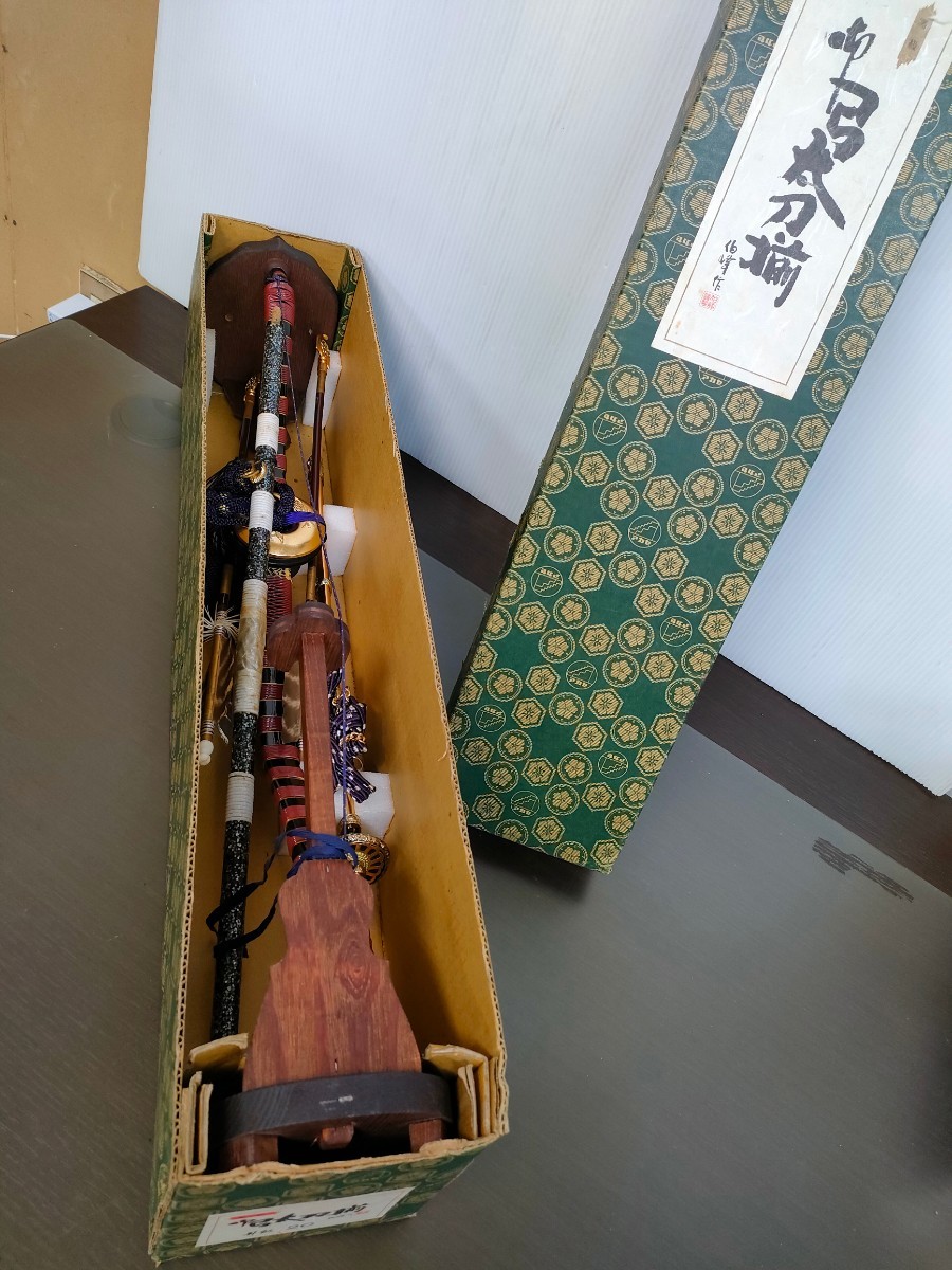 伯峰作　高級弓太刀揃　拍龍23　五月人形　端午の節句飾 置物 飾り物 インテリア ディスプレイ 和風 オブジェ　 模造刀 Amazon | 高級 御弓太刀揃 伯峰 本藤巻 23号 アカセ 五月人形 #3 | 兜