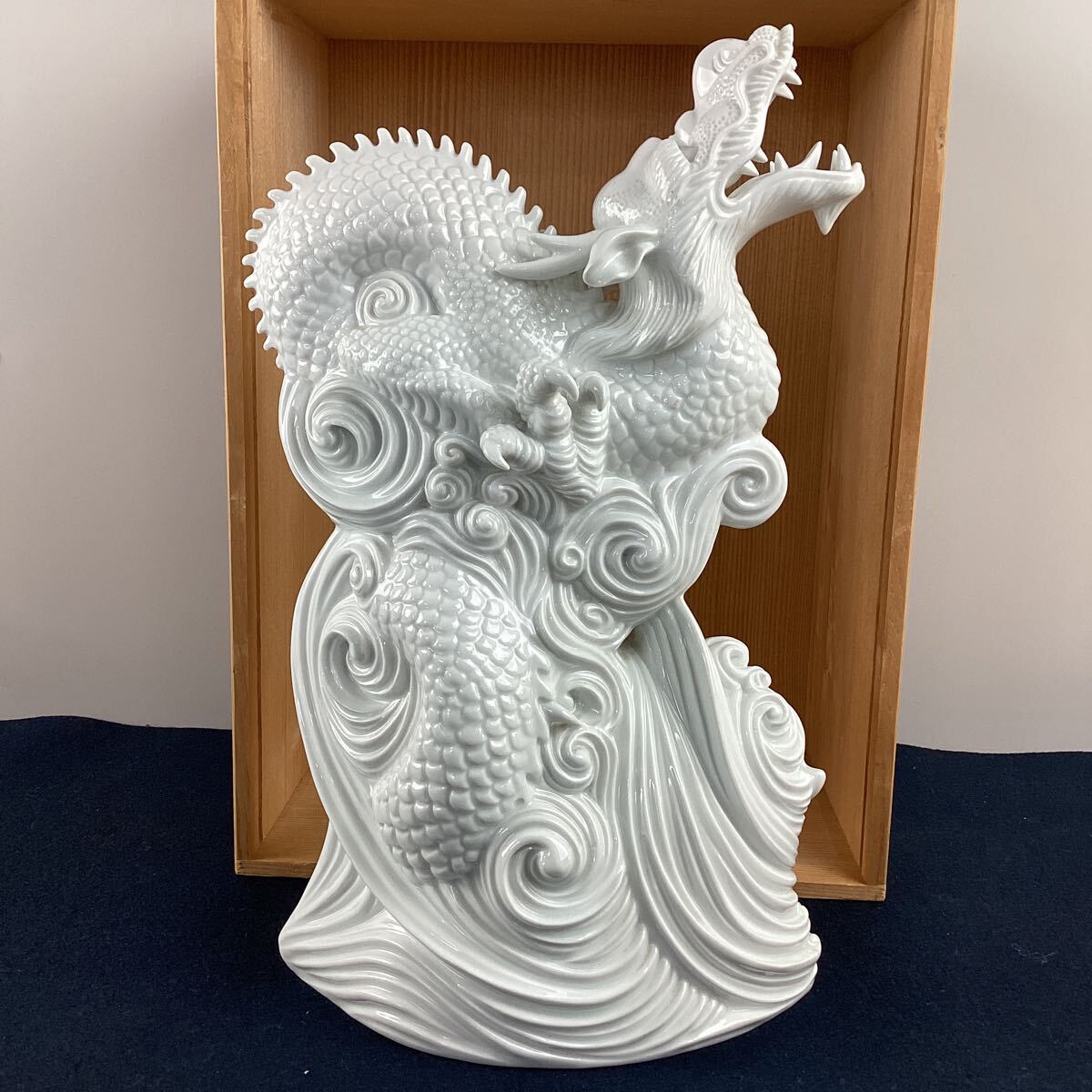 y5412 鍋島焼 大五作 龍 置物 共箱付き 白磁 緻密細工 陶器 陶磁器