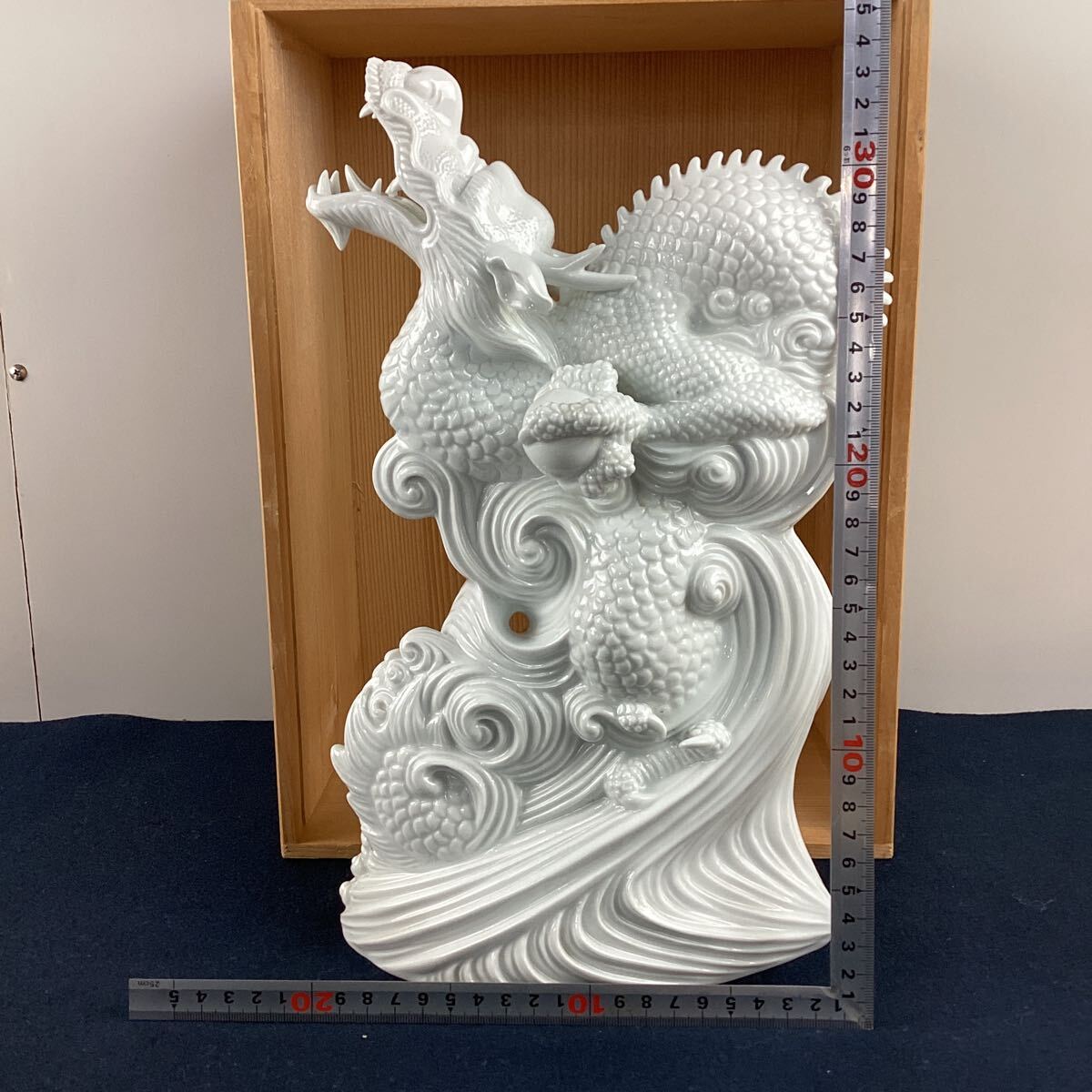 y5412 鍋島焼 大五作 龍 置物 共箱付き 白磁 緻密細工 陶器 陶磁器