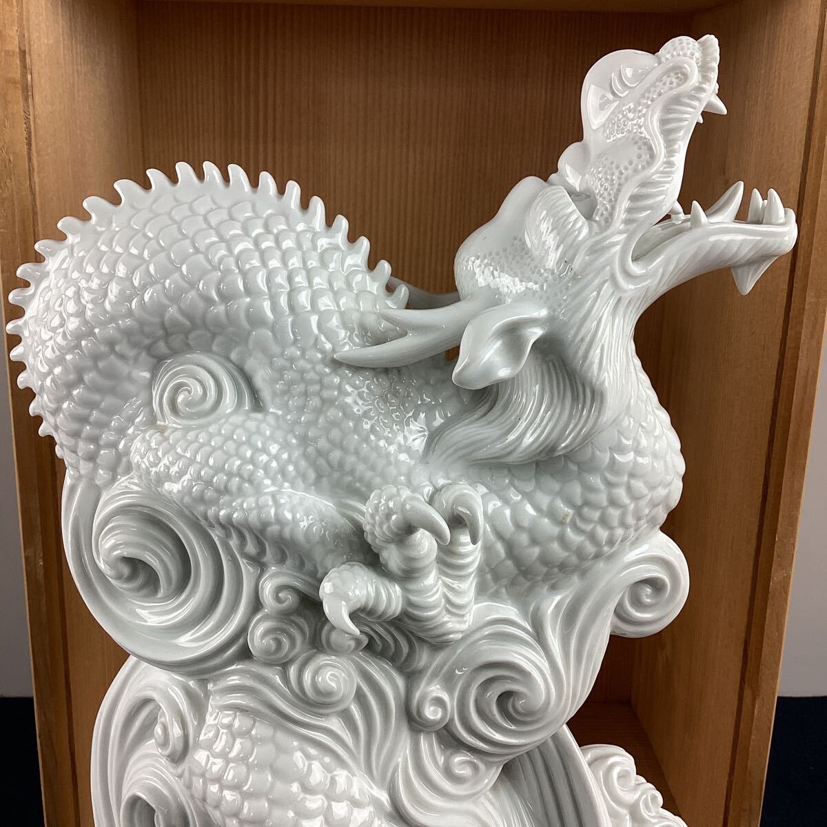 y5412 鍋島焼 大五作 龍 置物 共箱付き 白磁 緻密細工 陶器 陶磁器
