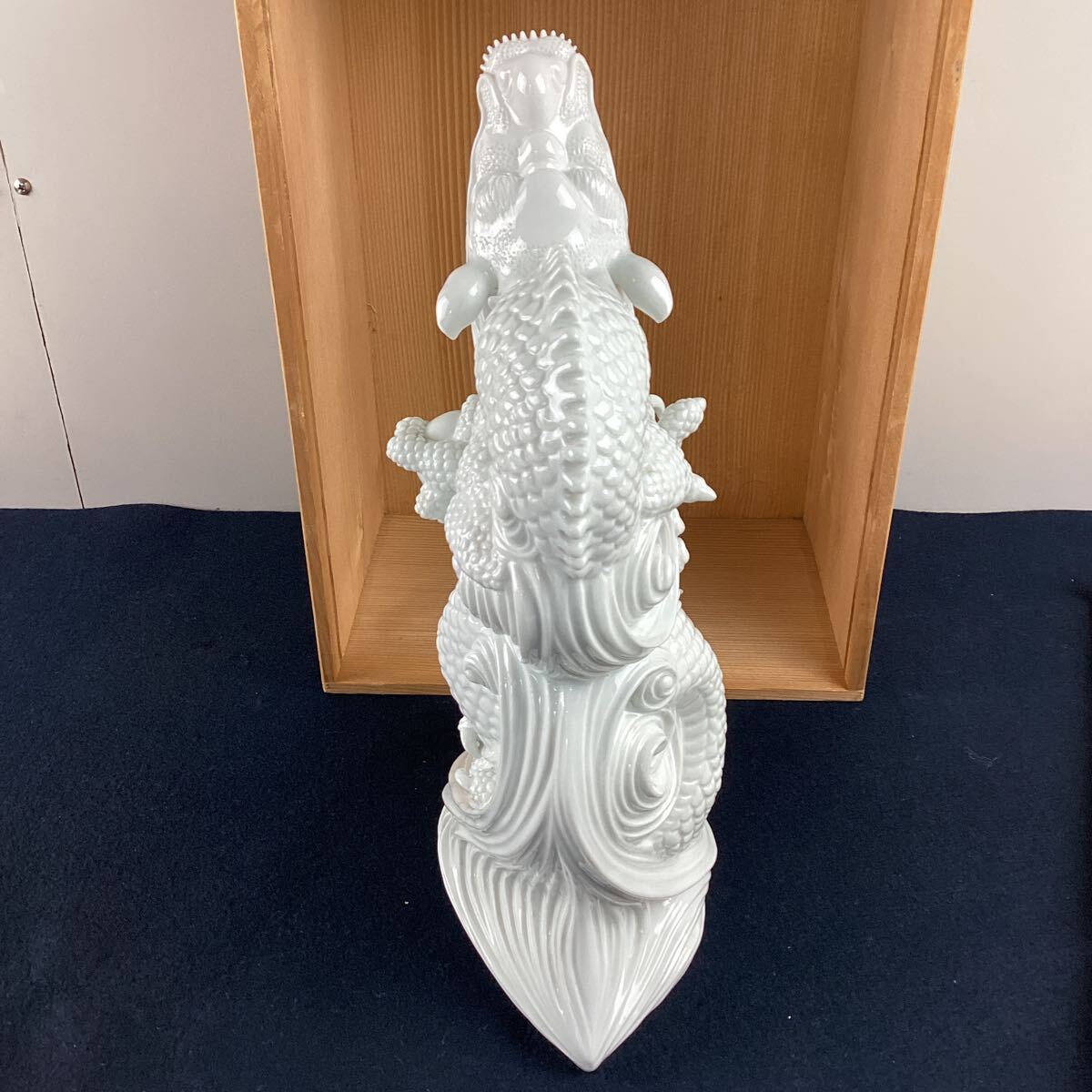 y5412 鍋島焼 大五作 龍 置物 共箱付き 白磁 緻密細工 陶器 陶磁器