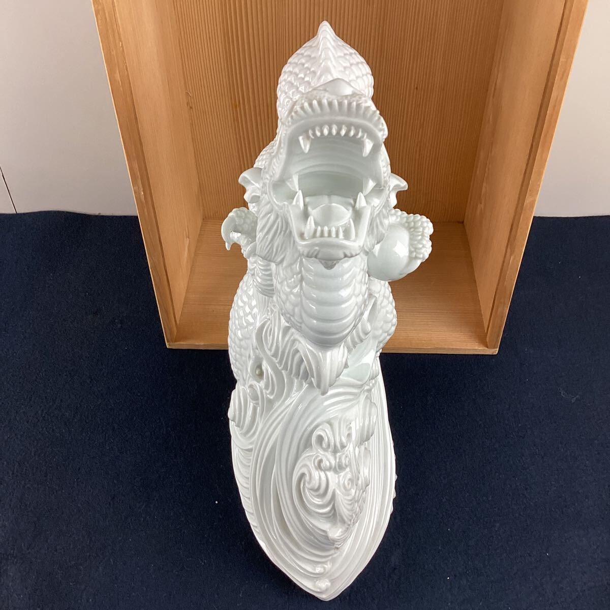 y5412 鍋島焼 大五作 龍 置物 共箱付き 白磁 緻密細工 陶器 陶磁器
