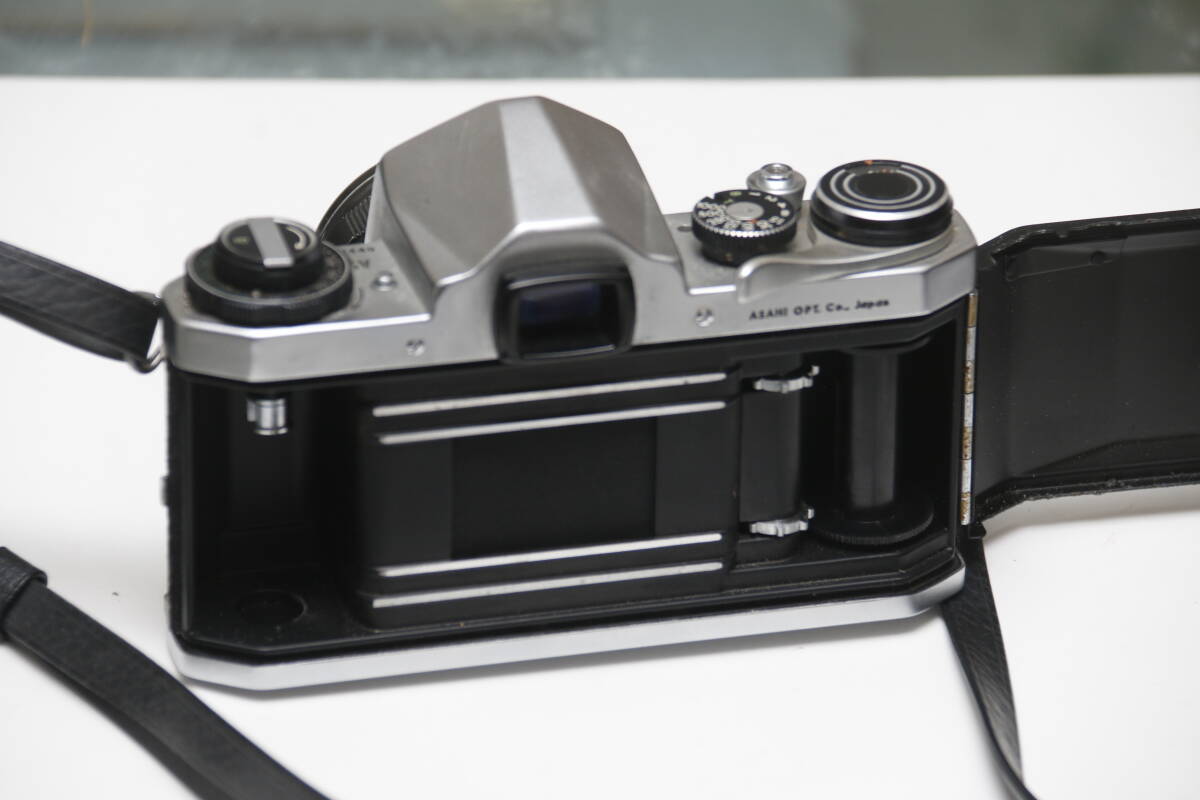 Asahi Pentax SV 35mm Film SLR Camera SMC Takumar 1.4/50 Sold as is