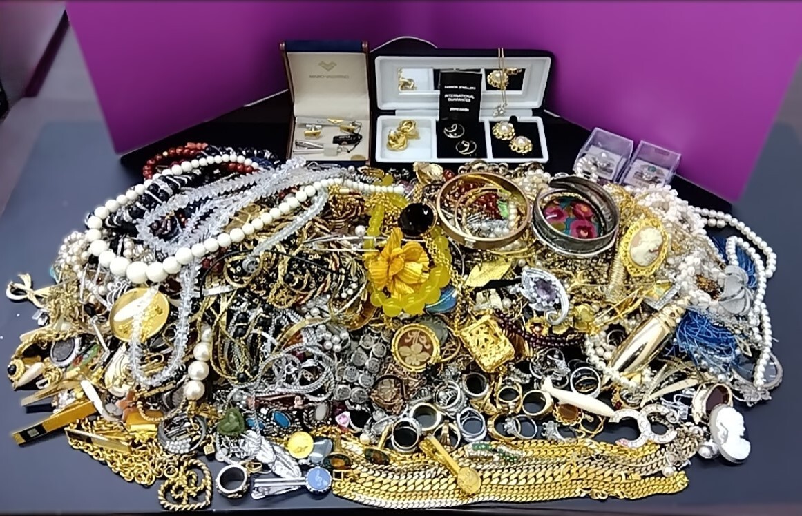 ②メッキ おまとめ アクセサリー ブローチ ピアス ネックレス他　総重量約3Kg メッキ アクセサリー大量 まとめ ブランド多数 約8.9kg以上 ゴールド