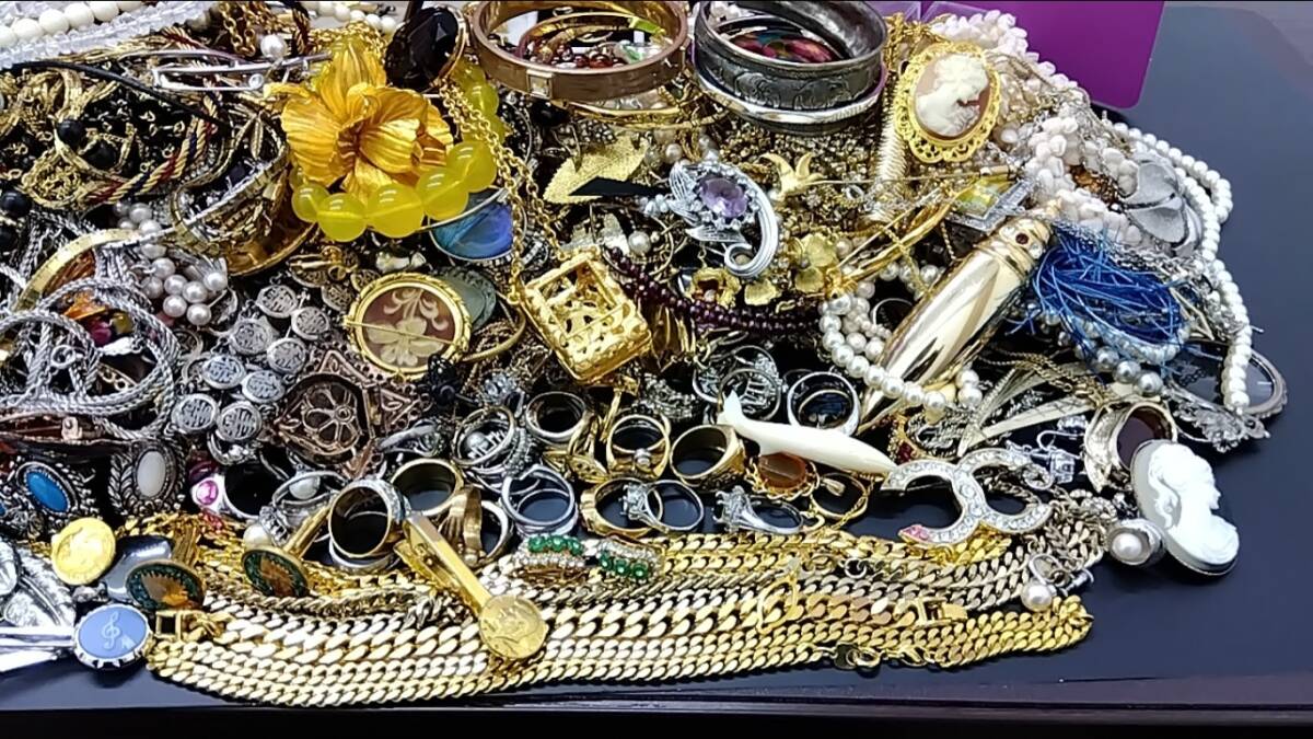 メッキアクセサリー☆ネックレス ブローチ タイピンetc まとめ売り約1Kg メッキ アクセサリー大量 まとめ ブランド多数 約8.9kg以上 ゴールド