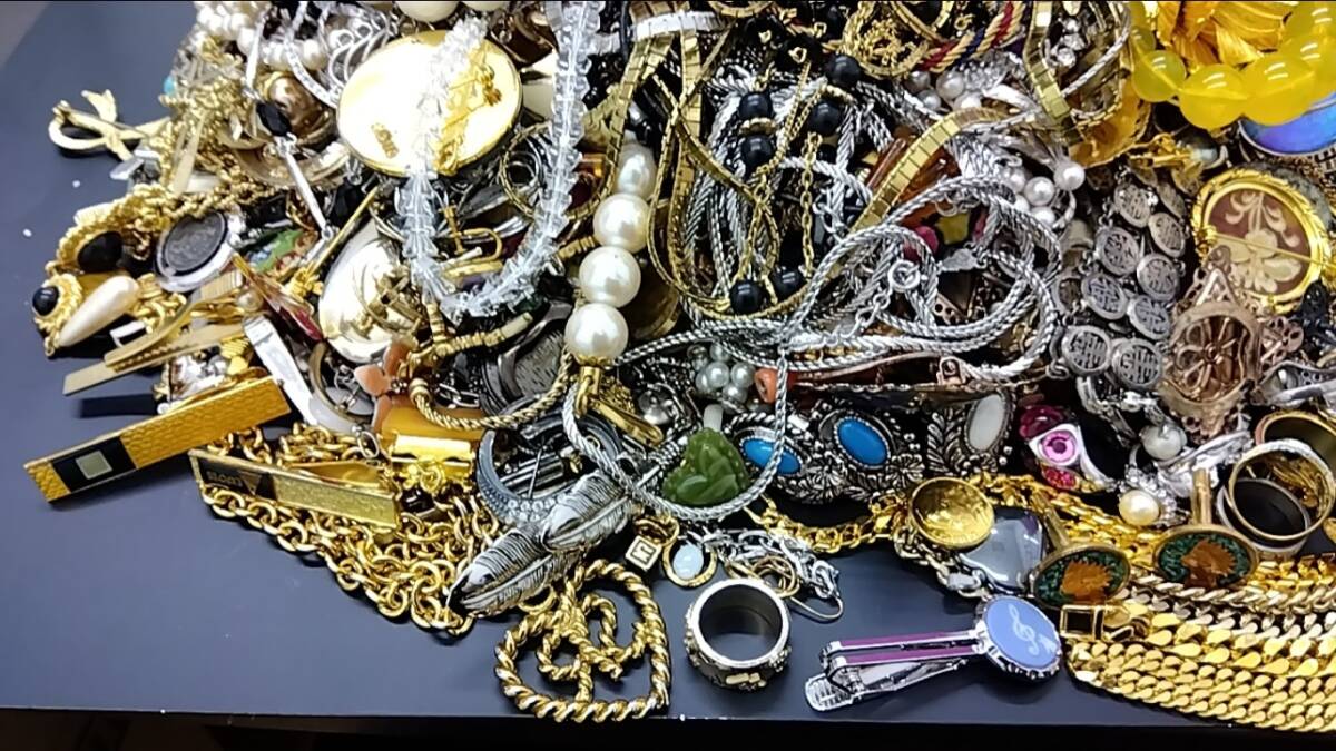 メッキアクセサリー、リング、ネックレス、タイピン、など大量にまとめて メッキ アクセサリー大量 まとめ ブランド多数 約8.9kg以上 ゴールド