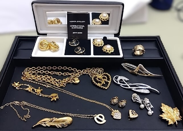 ②メッキ おまとめ アクセサリー ブローチ ピアス ネックレス他　総重量約3Kg メッキ アクセサリー大量 まとめ ブランド多数 約8.9kg以上 ゴールド