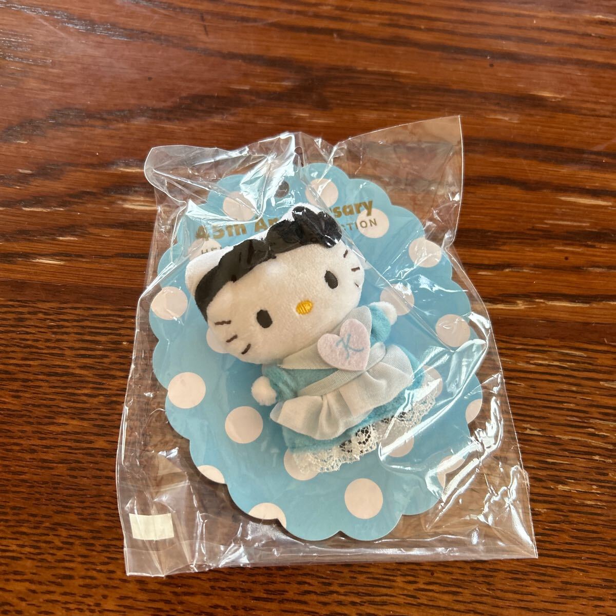 ハローキティ 45周年限定 ミニブローチ KTブローチ アリス KITTY GOODS