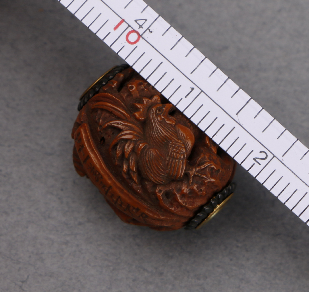 逸品 『五石』 鶏兎文 極細密彫刻 緒締め 高さ 18mm 在銘 透かし彫り