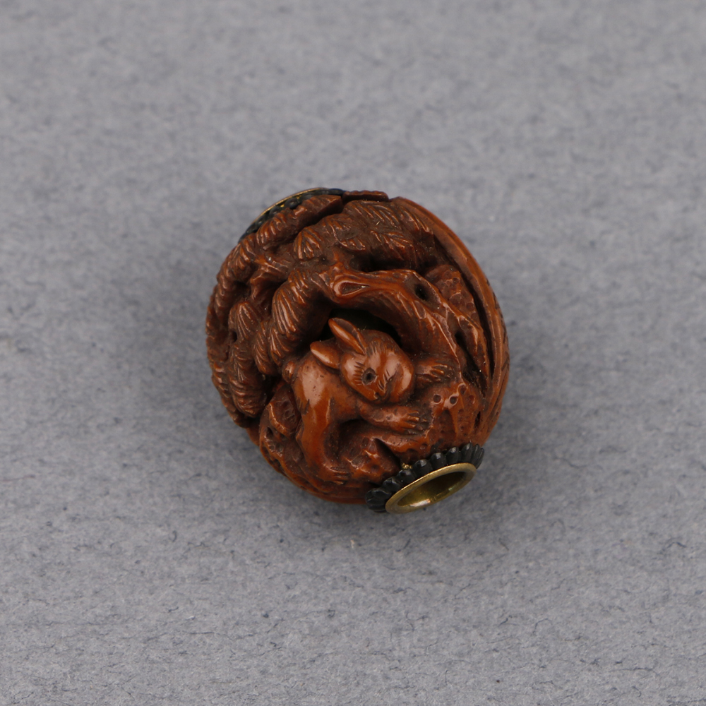 逸品 『五石』 鶏兎文 極細密彫刻 緒締め 高さ 18mm 在銘 透かし彫り