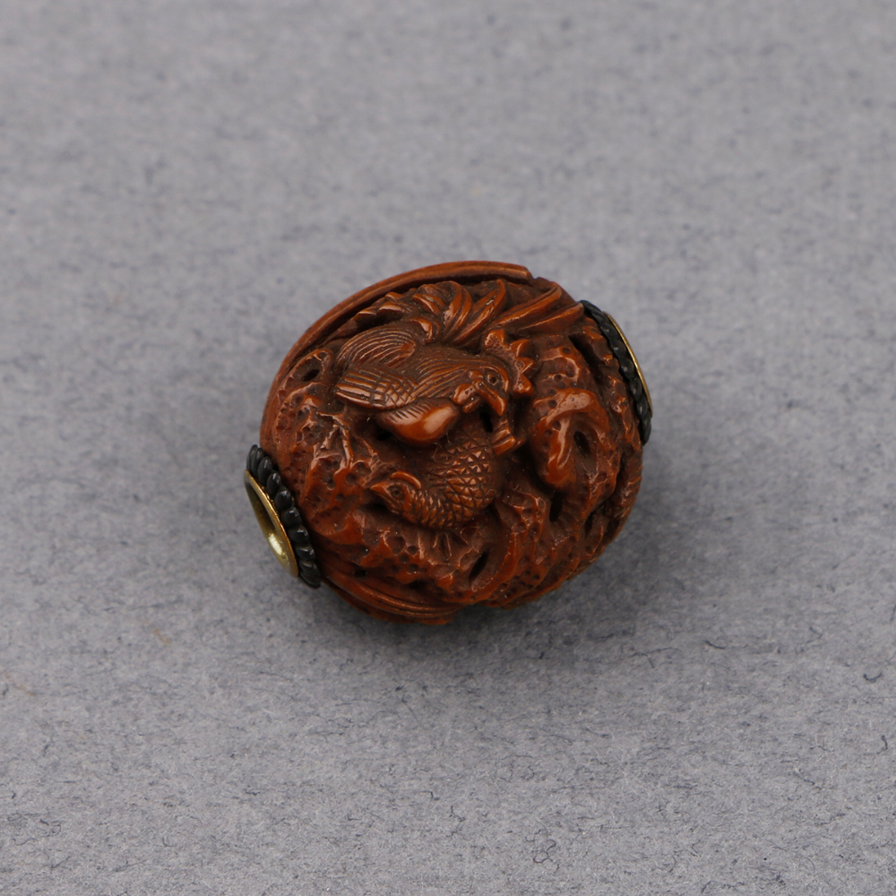 逸品 『五石』 鶏兎文 極細密彫刻 緒締め 高さ 18mm 在銘 透かし彫り