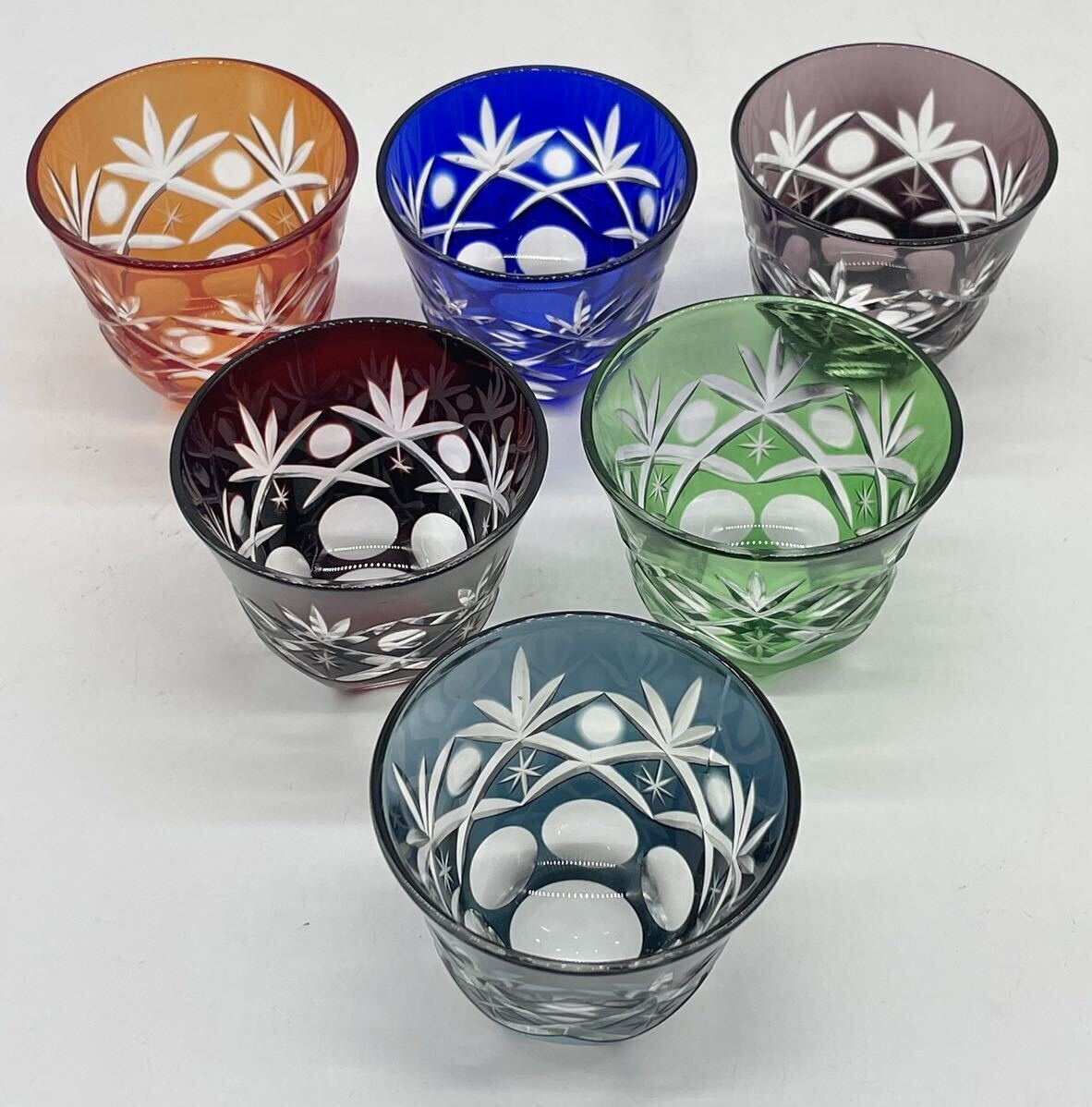 【い-11-2】60江戸切子 冷酒 6色 盃 冷酒グラス 色被せ硝子 切子硝子 コレクション 骨董 工芸品 インテリア １個ヒビ有り/中古品_5