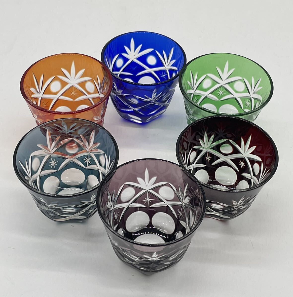 【い-11-2】60江戸切子 冷酒 6色 盃 冷酒グラス 色被せ硝子 切子硝子 コレクション 骨董 工芸品 インテリア １個ヒビ有り/中古品_8