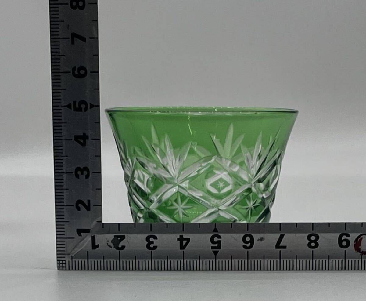 【い-11-2】60江戸切子 冷酒 6色 盃 冷酒グラス 色被せ硝子 切子硝子 コレクション 骨董 工芸品 インテリア １個ヒビ有り/中古品_9