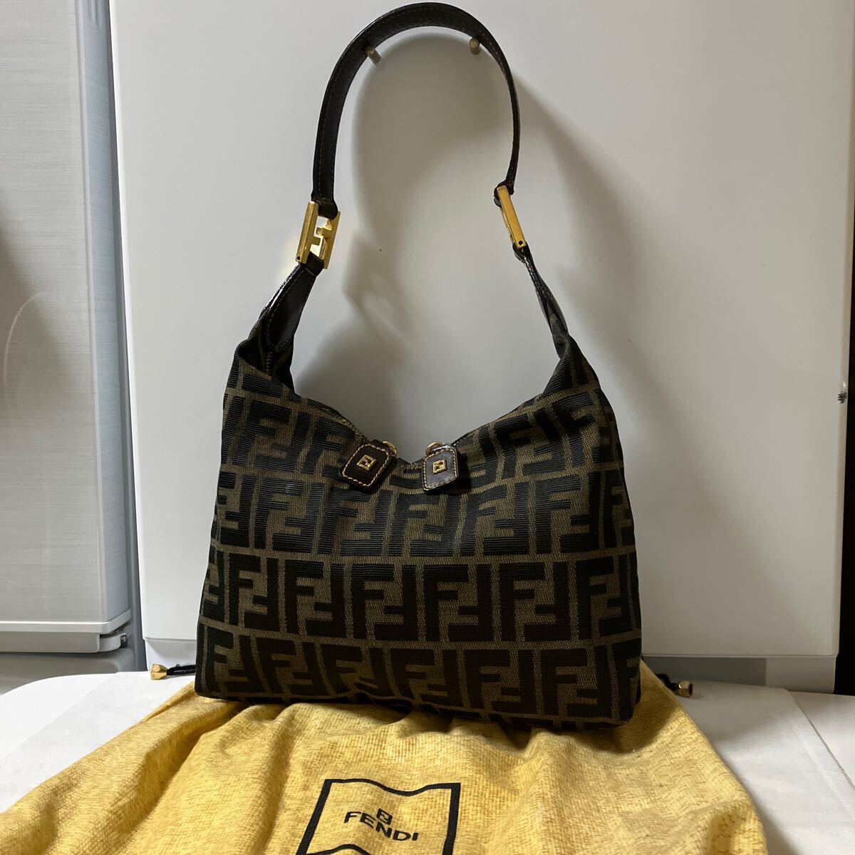 極美品】 FENDI フェンディ ワンショルダーバッグ マンマバケット 