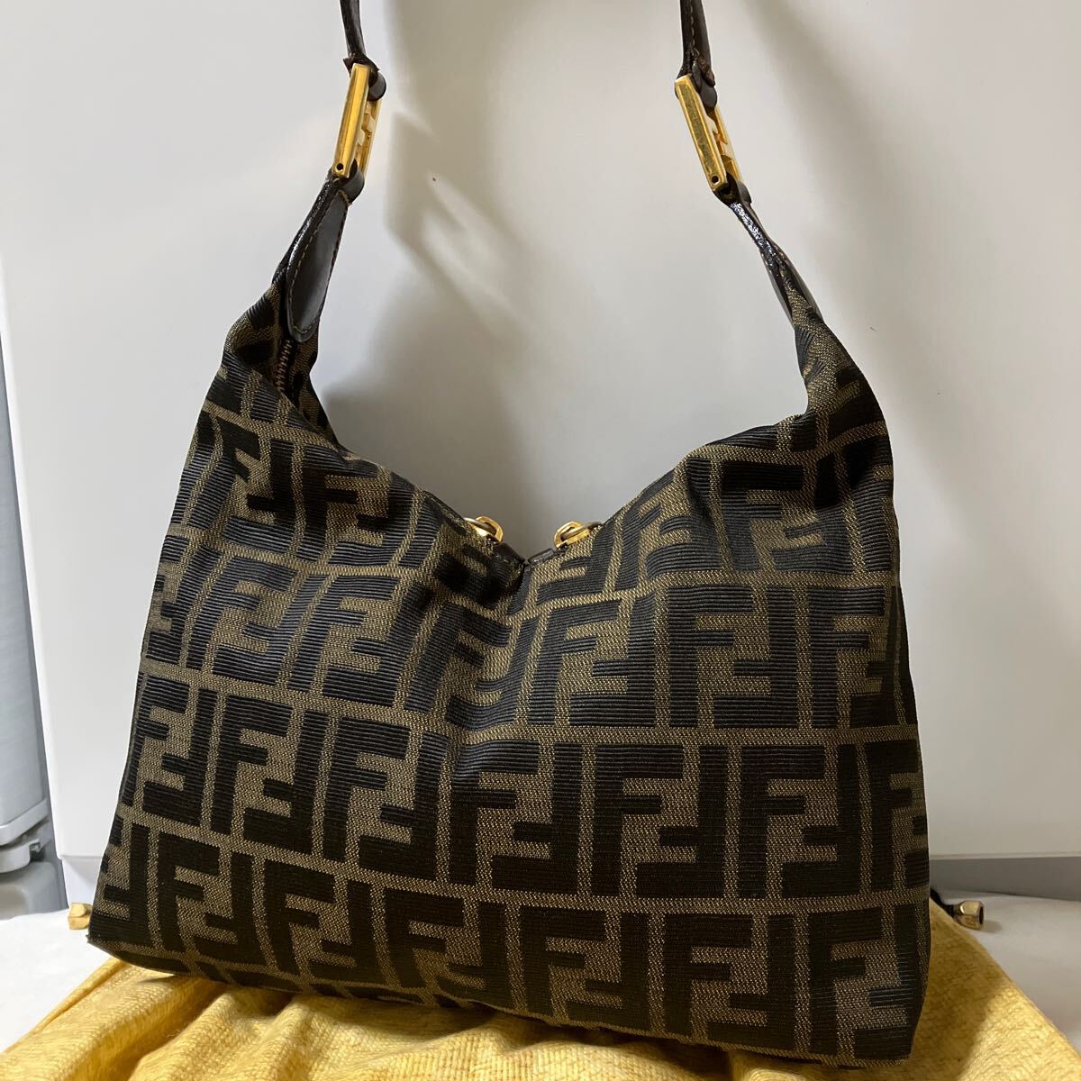 極美品】 FENDI フェンディ ワンショルダーバッグ マンマバケット 
