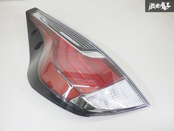 LED点灯OK！ きれい】 トヨタ 純正 NHP10 アクア 中期 LED テール