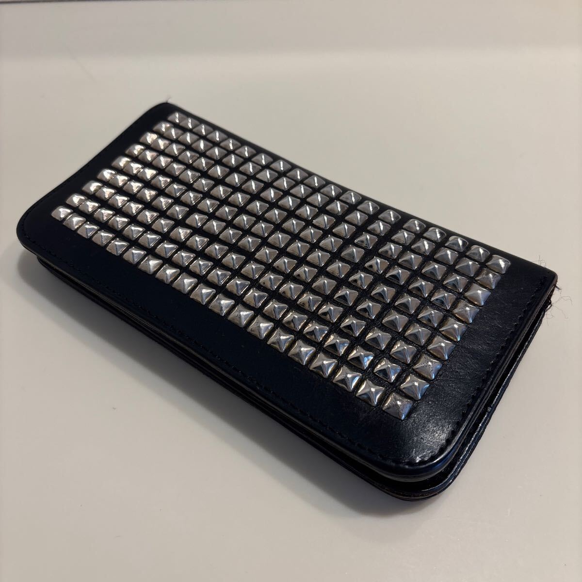 HTC 　長財布　ピラミッドスタッズ　本革　ブラック　黒 HTC 長財布 黒 ピラミッドスタッズ レザー 札入れ 縦約19.5㎝ 横約10