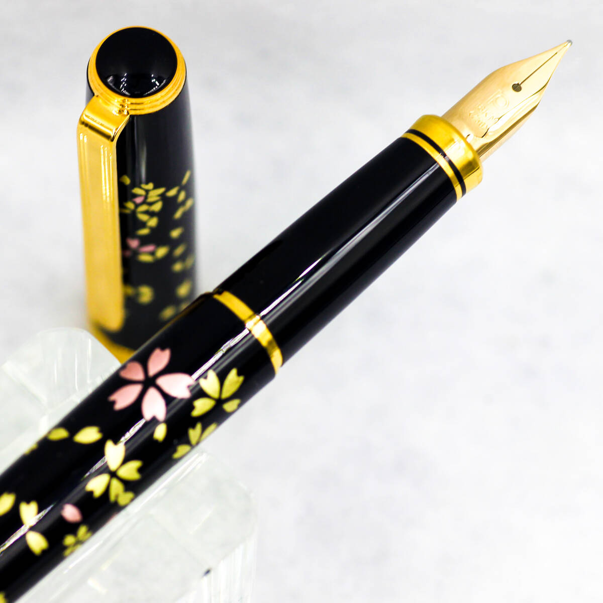 【未使用品】プラチナ万年筆 美巧コレクション 金沢箔万年筆 赤富士 18K 蒔絵 未使用 プラチナ 万年筆 美巧シリーズ 金沢箔 箔一 金蒔絵 桜吹雪 18