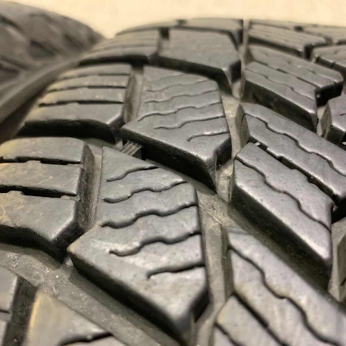 4本セットの通販 中古 中古の通販 AG737-51 送料無料 195/65R15 中古スタッドレス ミシュラン 15×6J ET53 114.3 /5H 4本セット ヴォクシー、ステップワゴン、ノア等に