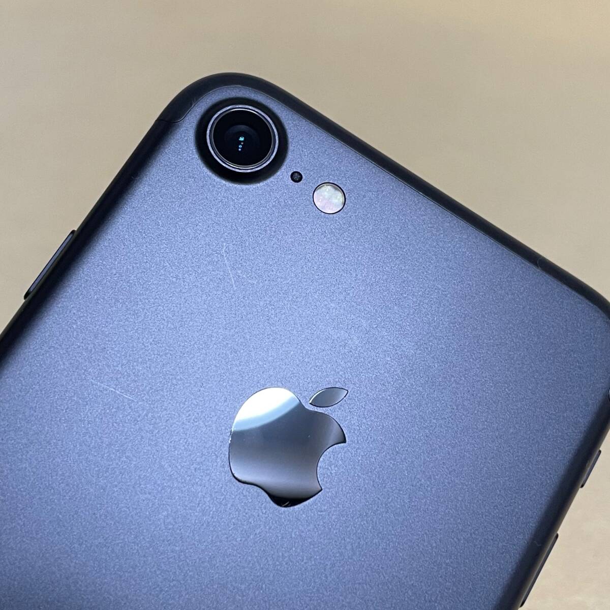 美品/SIMフリー/保護フィルム付き】iPhone7 32GB ブラック☆判定〇/残 