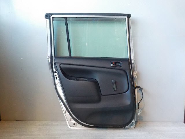 中古 プロボックス DBE-NCP160V 左リアドア 67004-52590 シルバー 1E7 [ZNo:06001591] DBE-NCP160V プロボックス 058 中古中古部品 ドアの通販 Yahoo!ショッピング