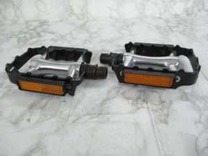 W.25.C.4　TO　☆　フラットペダル　wellgo　M085　ブラック×シルバーカラー　ペア　USE