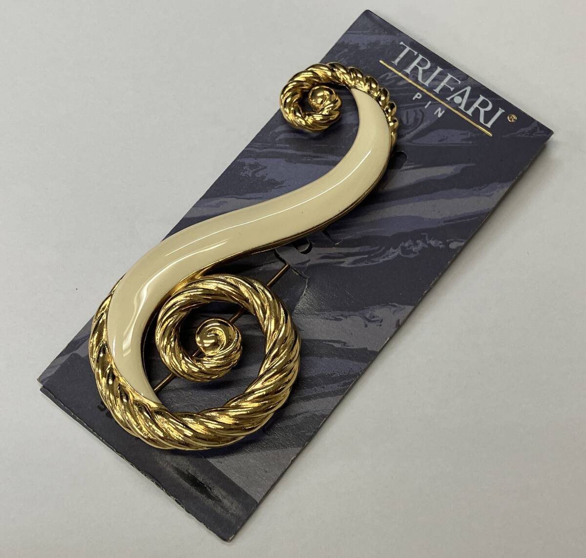 花707-240　トリファリ　ブローチ　TRIFARI　アクセサリー　レディース　ビンテージ　ホワイト×ゴールド色　中古品　ヤ60_1