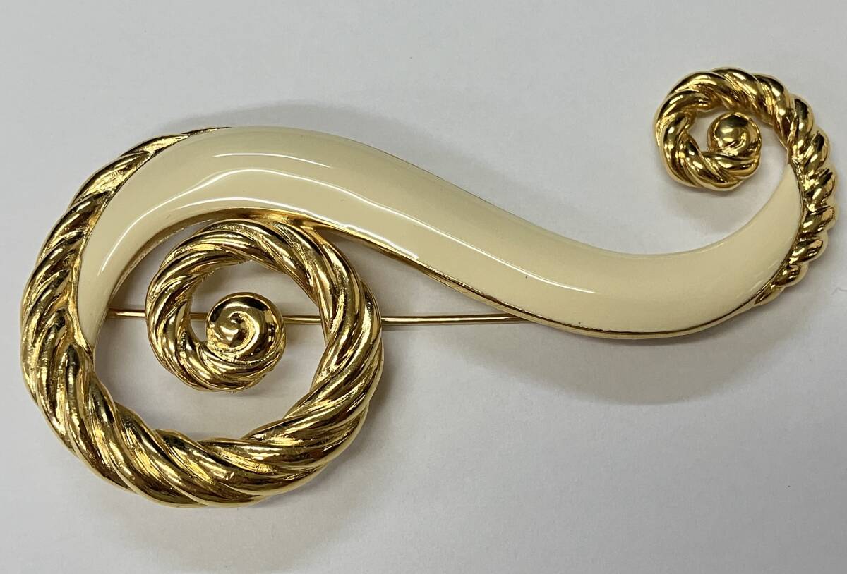 花707-240　トリファリ　ブローチ　TRIFARI　アクセサリー　レディース　ビンテージ　ホワイト×ゴールド色　中古品　ヤ60_2