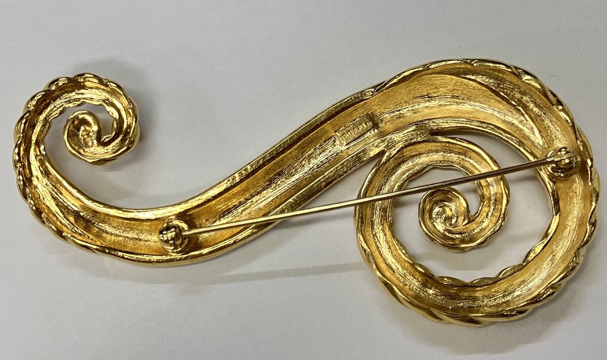 花707-240　トリファリ　ブローチ　TRIFARI　アクセサリー　レディース　ビンテージ　ホワイト×ゴールド色　中古品　ヤ60_3